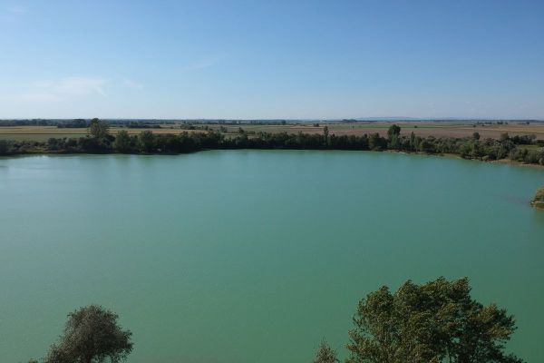 A tó és környéke