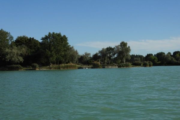 A tó és környéke