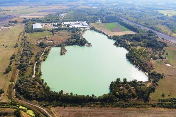 A tó és környéke