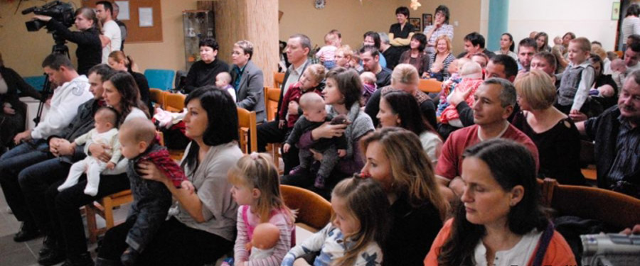 Újszülöttek köszöntése Gyónon 