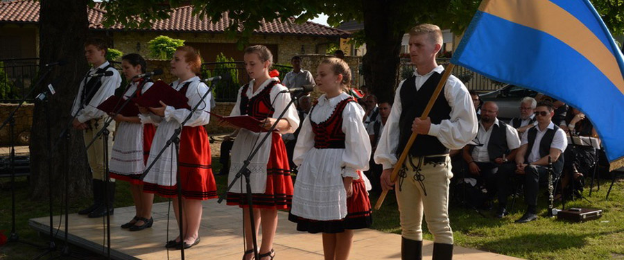 Trianoni megemlékezés a sári országzászlónál